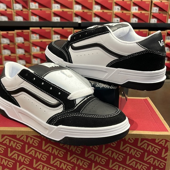 Vans Shoes - Vans WMNS Hylane
Black/White
VN000D26Y28
Sneakers
